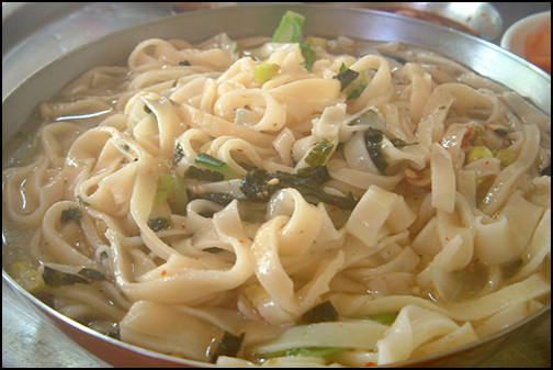 할머니 손맛이 배인 맛있는 칼국수~! 살가운 정만큼 듬뿍 담아주신다. 